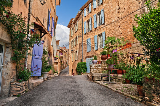Fototapeta Mane, Forcalquier, Provence, France: ancient alley in the old town
