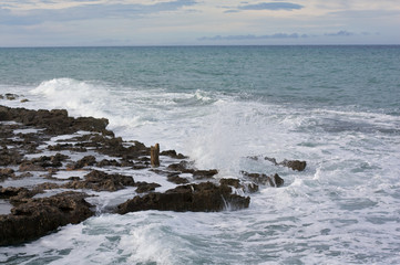 Fototapeta premium waves crashing on rocks