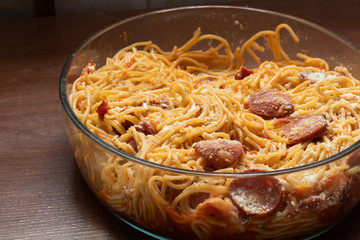 Macarrão  comida brasileira com calabresa e queijo ralado