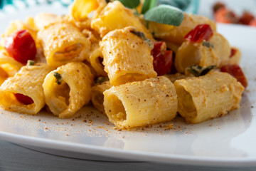 Piatto di pasta con crema di ricotta e pomodorini 