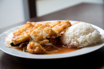 Gebackenes Hühnchen auf asiatischer Süß Sauer Soße mit Reis im Asia Restaurant