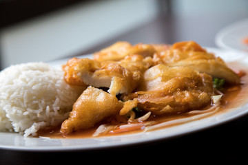Gebackenes Hühnchen auf asiatischer Süß Sauer Soße mit Reis im Asia Restaurant