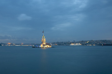 Fototapeta na wymiar tower in istanbul girl tower