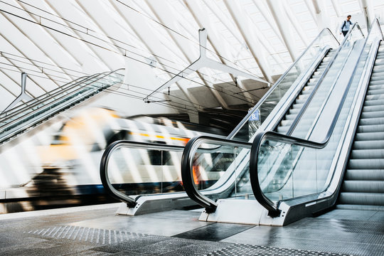 Zug f&auml;hrt in den Bahnhof ein 