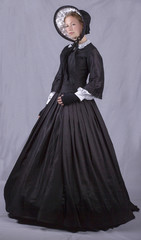 Naklejka premium Victorian woman in black ensemble