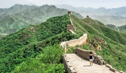 Papier Peint photo autocollant Mur chinois La section de la Grande Muraille Jinshanling avec des arbres verts dans une journée ensoleillée, Pékin, Chine