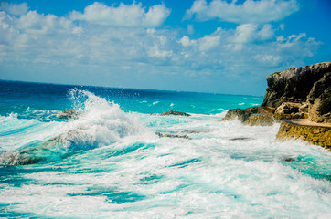 Rocas golpeadas por las olas del mar caribe en la costa