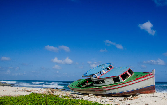 Barca encallada en el mar caribe