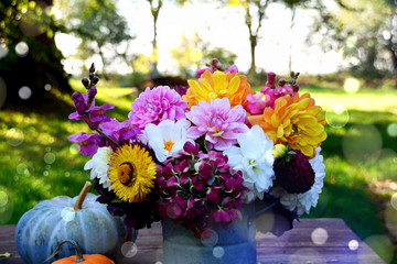 Wunderschöner Blumenstrauß mit Dahlien - Herbststrauß Grußkarte