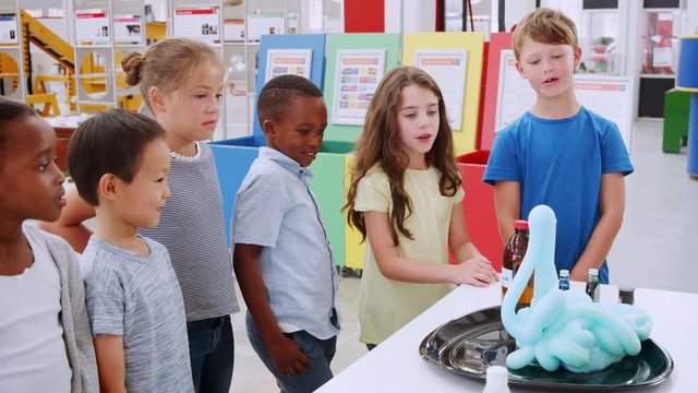 School kids asking about chemical reaction at science centre