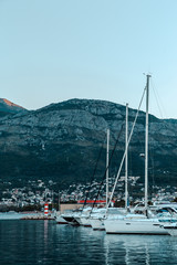 Fototapeta na wymiar Yachts and boats on the pier
