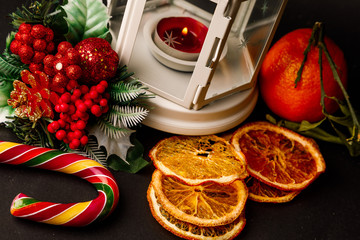 Рождественские фон с елки, фонарик, мандарины, конфеты и Холли