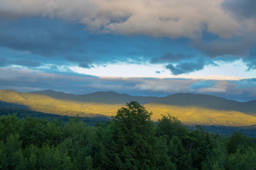 Obraz premium mountain view with a cloudy sky and sunshine