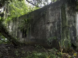 Tragetasche Überreste einer japanischen Militärkommandozentrale des Zweiten Weltkriegs auf der Insel Eten im Bundesstaat Chuuk (ehemals Truk Lagoon), Mikronesien © Rob