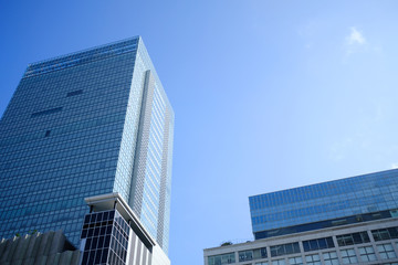 Obraz premium 青空の新宿駅南口駅ビル