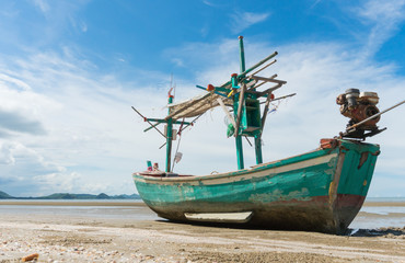 Obraz premium Green Fishing Boat at Sam Roi Yod Beach Prachuap Khiri Khan Thailand Low Angle