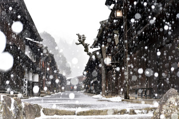 真冬の情景　雪の舞い散る幻想的な妻籠宿　寺下方面