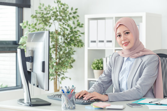 indonesian office lady typing e-mail