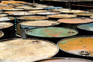 Empty oil tanks are arranged.