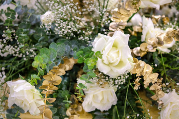 Obraz na płótnie Canvas Flowers decorate wedding green, white and gold.