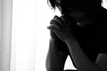 Obraz premium Asian man people in the dark Seeing he was thinking hard or anxious. In the eyes indicate stress and depression.