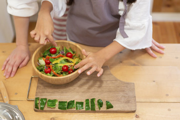 調理をする母娘