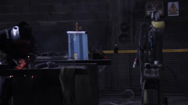 Man welding metal. Hombre soldando.