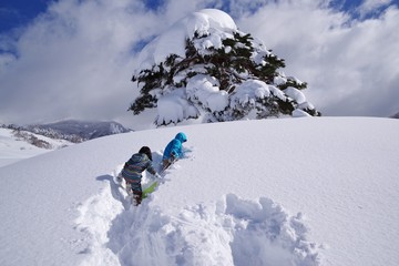 雪山で遊ぶ子供たち