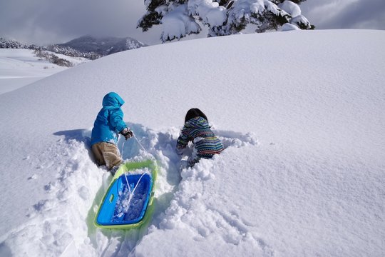 雪山で遊ぶ子供たち
