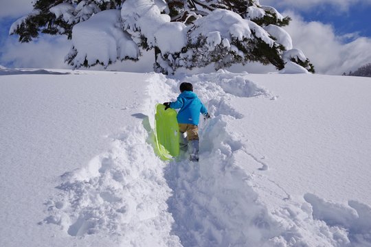 雪山で遊ぶ子供たち