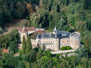 vue aérienne du château Chastellux dans l'Yonne en France