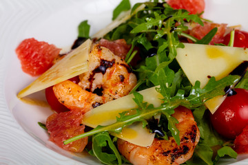 Salad with orange and prawn