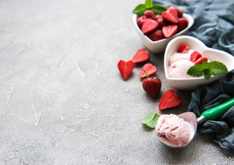 Obraz na płótnie Canvas Strawberry ice cream
