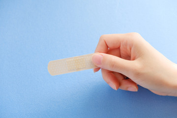 絆創膏を持った手