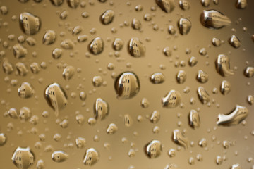 gotas de lluvia en ventana , enfocando un edificio