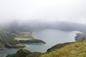 lago con niebla