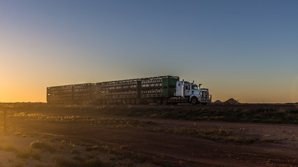 Road train au coucher du soleil