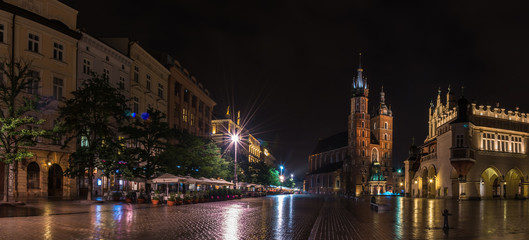 Fototapeta na wymiar The main market square of krakow at night
