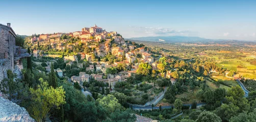 Schilderijen op glas Franse middeleeuwse stad in de Provence - Gordes. Prachtig panoramisch uitzicht op de middeleeuwse stad Gordes in zonsonderganglicht. © Feel good studio