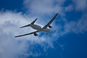 Fototapeta na wymiar 離陸直後、上昇旋回するジェット旅客機