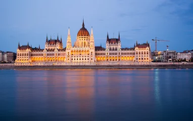 Foto op Plexiglas travel and european tourism concept. Budapest, Hungary. Hungarian Parliament Building over Danube River illuminated at night. © Melinda Nagy