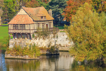 Fototapeta premium Vernon, le vieux moulin sur la Seine, département de l'Eure, Normandie