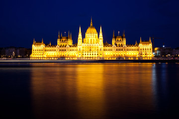 Obraz premium travel and european tourism concept. Budapest, Hungary. Hungarian Parliament Building over Danube River illuminated at night.