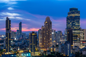 Fototapeta premium Bangkok City - Widok z lotu ptaka piękny zachód słońca Panoramę centrum miasta Bangkok z Tajlandii, pejzaż w nocy, krajobraz Bangkok Tajlandia