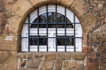 Fenster in einer Steinmauer