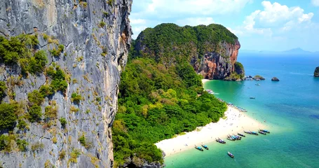 Papier Peint photo Railay Beach, Krabi, Thaïlande Vue aérienne de bateaux sur la plage de l& 39 île tropicale entourée de falaises rocheuses et d& 39 une végétation luxuriante - Phra Nang Bay, Thaïlande