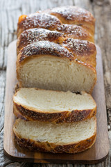 fette di treccia di pan brioche dolce fatto in casa