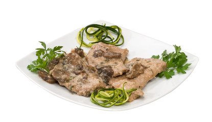 Scaloppine ai funghi su piatto bianco