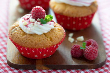 muffin ai lamponi e cioccolato bianco con foglie di menta decorative