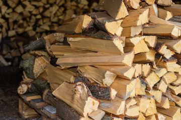 Kaminholz für den Kaminofen in der Winterzeit